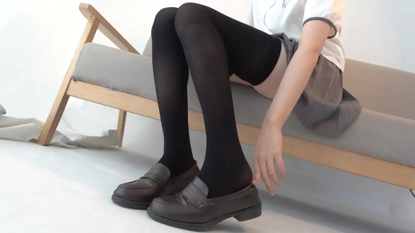 森萝财团 JKFUN-053 Aika 乳霜按摩裸足 [1P 1V] - 森萝财团